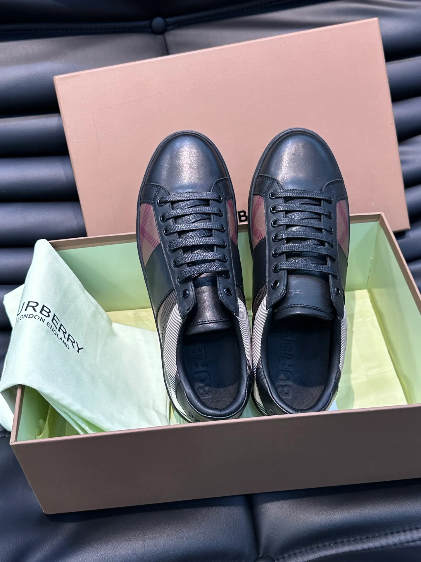 ¥380 B's men's classic low-top sneakers are reinterpreted in Vintage plaid cotton material and decorated with a new brand logo. First-layer cowhide lining, embossed Burberry logo on the heel, and original TPU outsole! Size: 38-44 (45 46 customized)